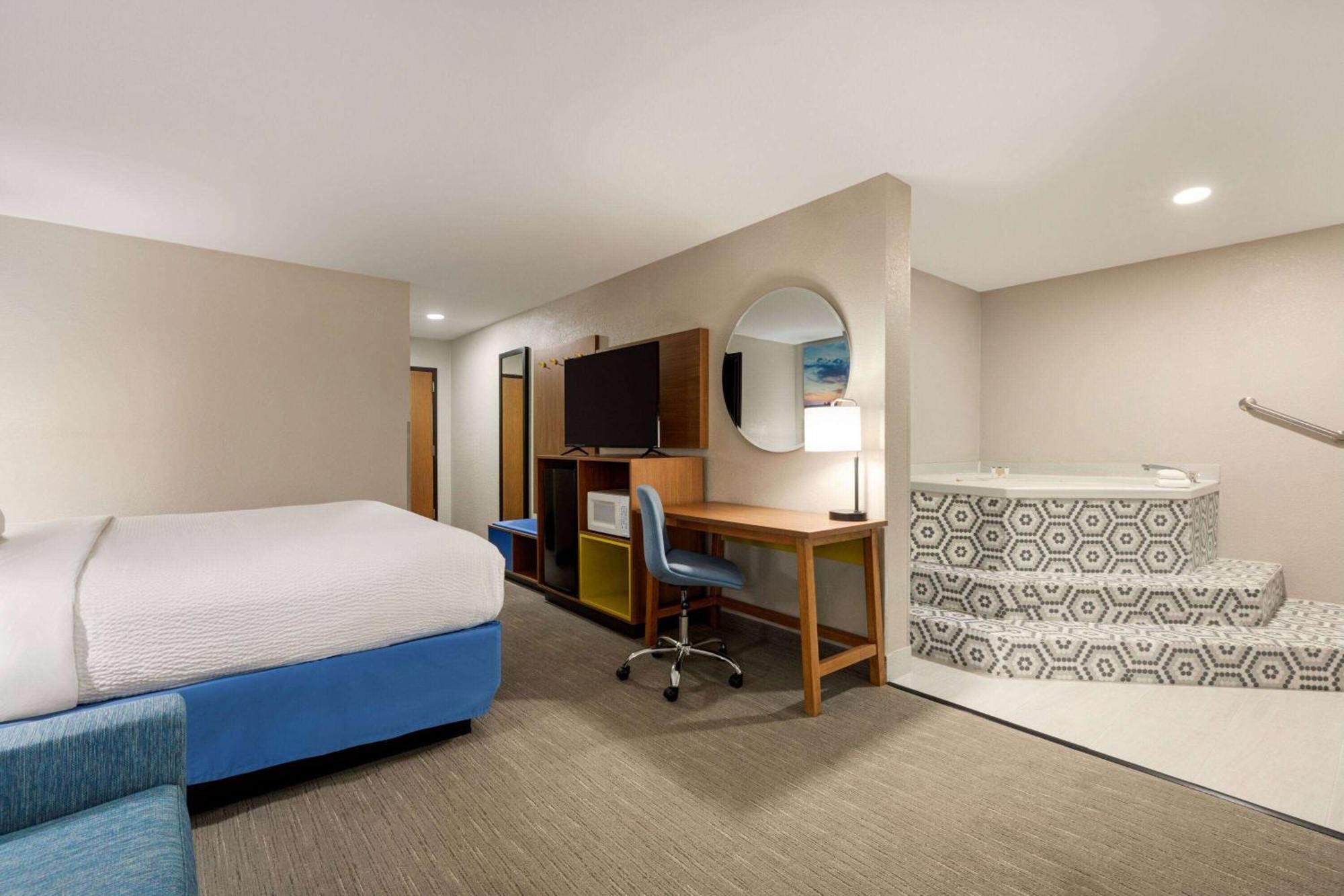 Days Inn By Wyndham Hillsboro Exterior photo